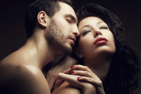 Emotive portrait of two lovers - handsome man and gorgeous woman — Stock Photo, Image