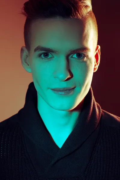 Retrato de moda de un hombre joven y guapo sonriente y elegante pos — Foto de Stock