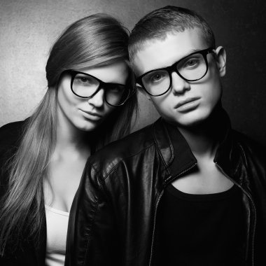 tren ile siyah giysili güzel moda İkizler portresi