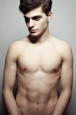 Güzel (yakışıklı) kaslı erkek model güzel abs ov poz ile