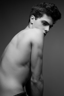 Güzel (yakışıklı) kaslı erkek modeli gr üzerinde poz kot pantolon
