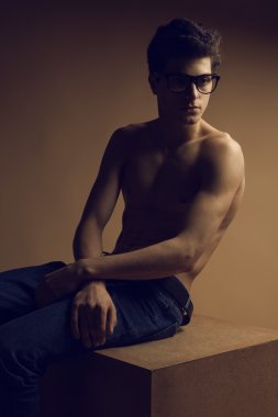 Güzel (yakışıklı) kaslı erkek model kot pantolon güzel abs ile