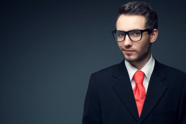 Genç yakışıklı adam (işadamı) siyah takım elbise zekâ portresi