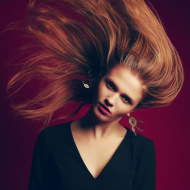 Duygusal fl ile güzel bir kızıl saçlı (zencefil) kız portresi