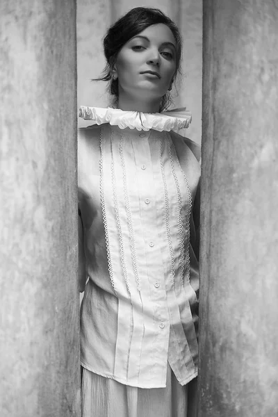 ビンテージ ラ フランスの美しいブルネットの王女の肖像画。o — ストック写真