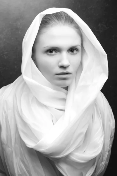 Portrait émotionnel d'une belle jeune femme (vierge) en sh blanc — Photo