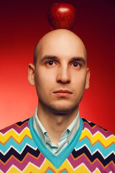 Retrato de un estudiante divertido con mirada temerosa posando encima — Foto de Stock