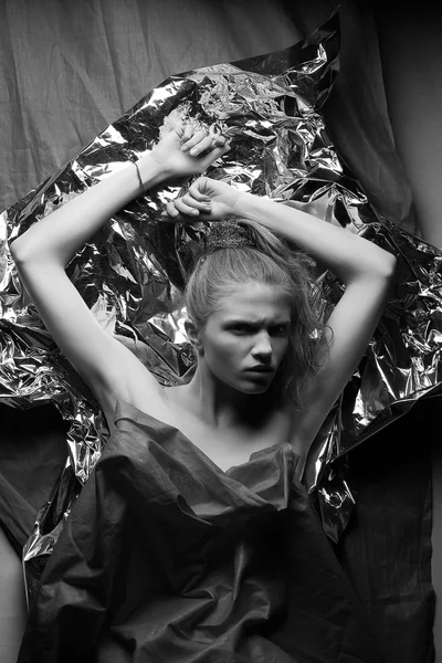 Ritratto artistico di un modello alla moda dai capelli rossi con le mani alzate ov — Foto Stock