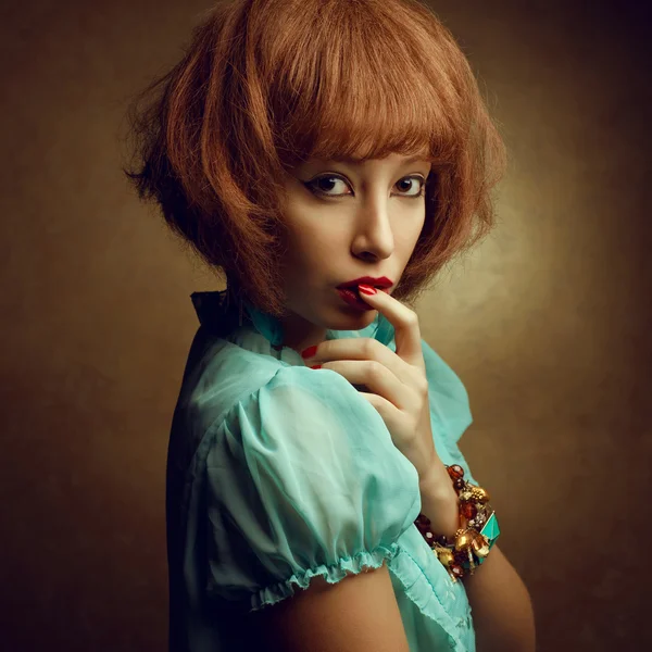Retrato de uma jovem orientalista (oriental) com acessos na moda — Fotografia de Stock