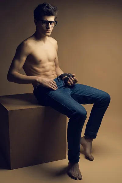 Bonito (bonito) modelo masculino muscular com bons abdominais em jeans — Fotografia de Stock