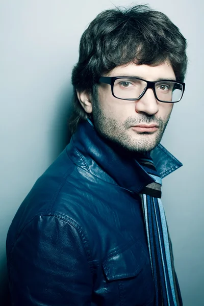 Retrato de um homem bonito na moda em jaqueta azul com tira — Fotografia de Stock