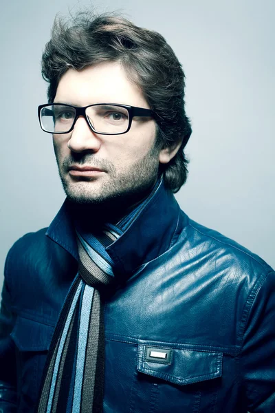 Retrato de un hombre guapo de moda en chaqueta azul con tira —  Fotos de Stock