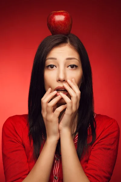 Portret przestraszony i zdezorientowany student dziewczyna pozuje na czerwony b — Zdjęcie stockowe
