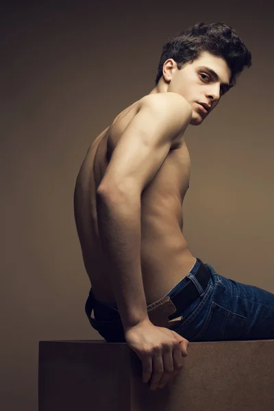 Beau (beau) modèle masculin musculaire en jeans posant et obtenir — Photo