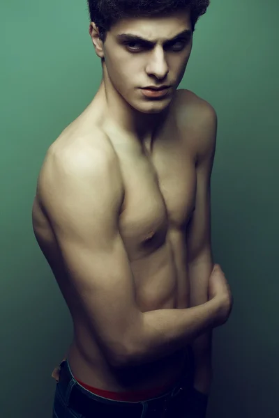 美しい (ハンサム) 筋肉男性モデル w の感情的な肖像画 — ストック写真