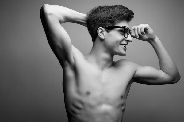 Sorridente felice bella (bello) e muscoloso modello maschile con — Foto Stock