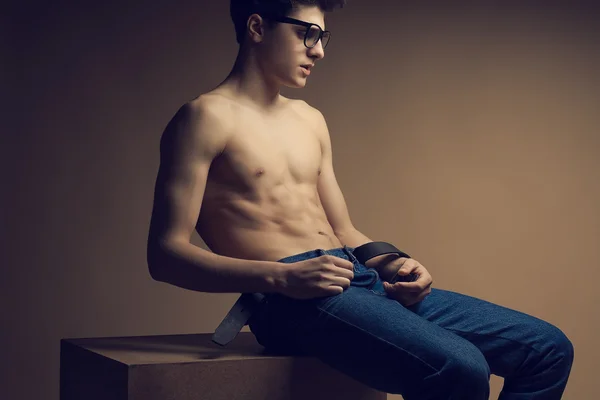 Magnifique (beau) modèle masculin musclé avec de beaux abdos en jeans — Photo