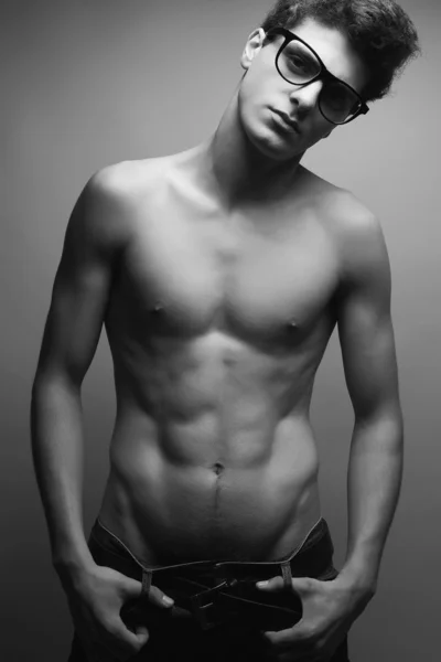 Hermoso (guapo) modelo masculino muscular con bonitos abdominales en jeans —  Fotos de Stock