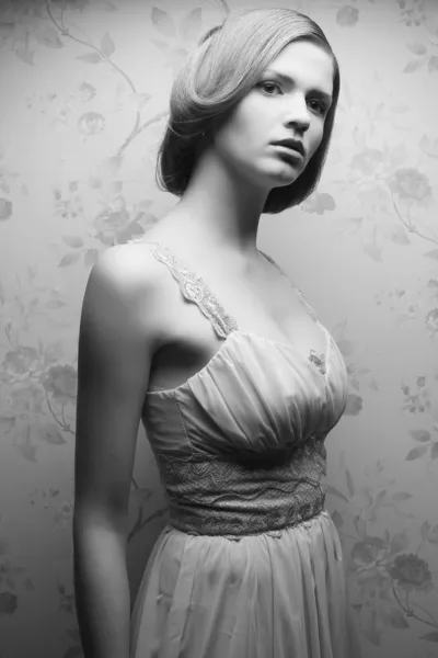 Retrato vintage de una glamorosa chica retro posando en g — Foto de Stock