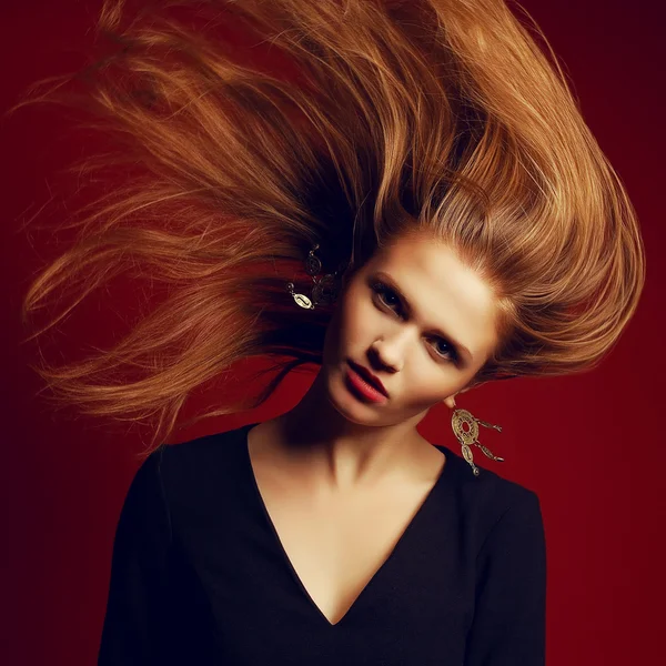 Retrato de uma bela menina ruiva (gengibre) com hai voador — Fotografia de Stock