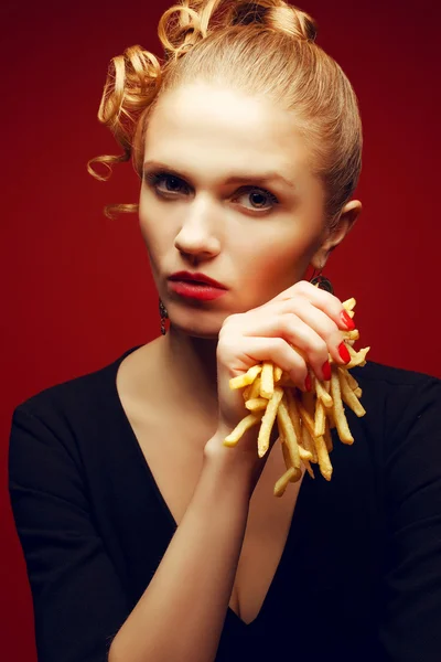 Unhealthy eating. Junk food concept. Portrait of fashionable you — Stock Photo, Image