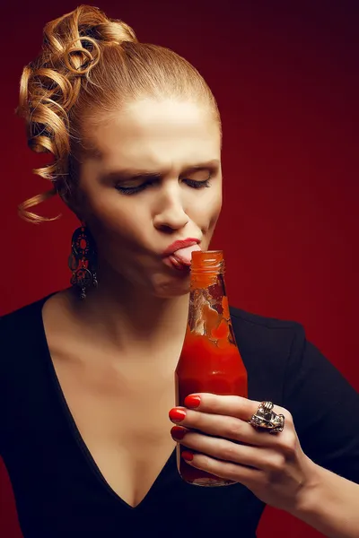 Ungesunde Ernährung. Junk Food Konzept. Porträt von modischen Sie — Stockfoto