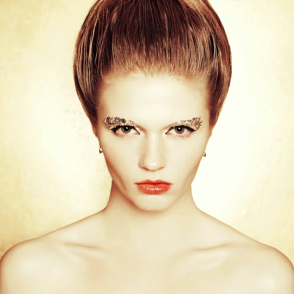 Portrait of a fashionable model with retro hairdo and arty make- — Stock Photo, Image