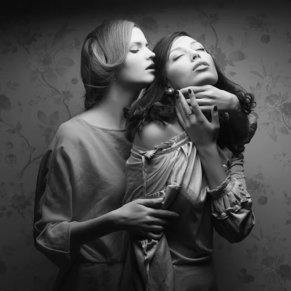 Portrét dvou nádherných žen (přítelkyně) retro šaty v — Stock fotografie