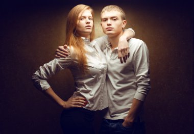 İki güzel kızıl saçlı (zencefil) moda ikiz wh portresi