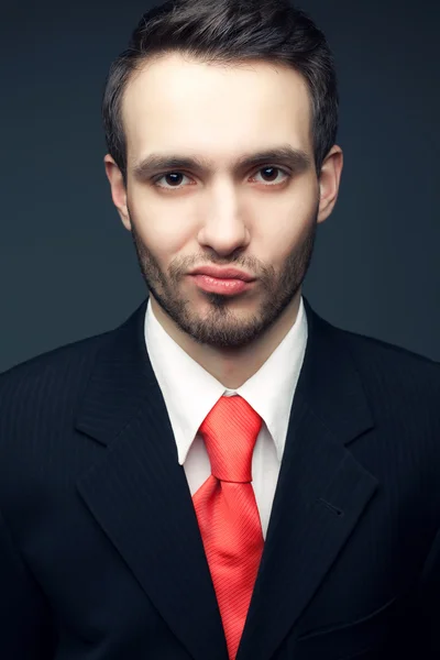 Portrét pohledný mladík (podnikatel) v černém obleku vtipu — Stock fotografie