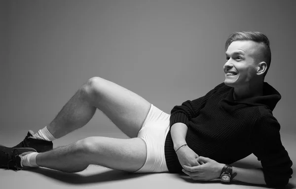 Retrato de un joven feliz hombre de moda en la ropa de moda sitt —  Fotos de Stock