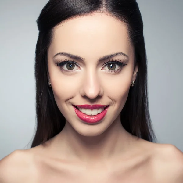 Retrato de una hermosa joven con una gran sonrisa blanca y brillante — Foto de Stock