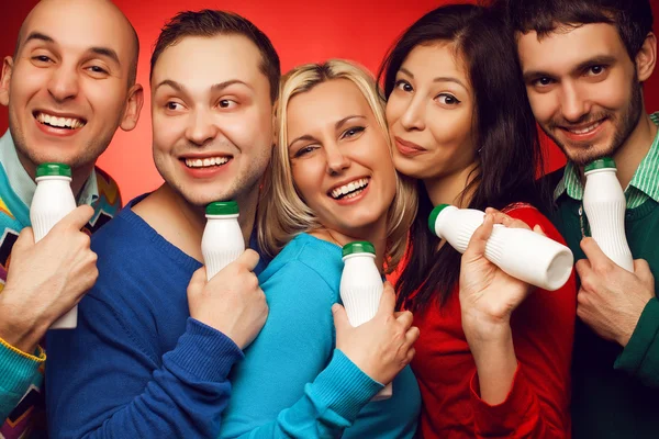 Concept de soins de santé : Portrait de cinq amis proches élégants huggi — Photo