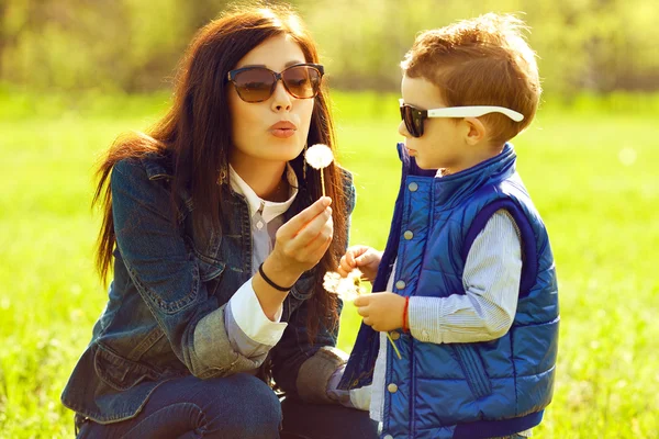 Portret van modieuze babyjongen en zijn prachtige moeder in tren — Stockfoto