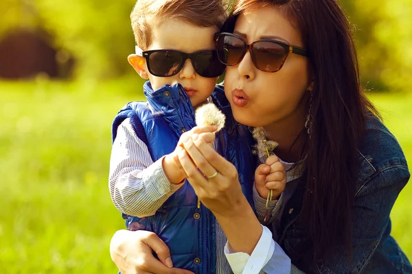 Portret van modieuze babyjongen en zijn prachtige moeder in tren — Stockfoto