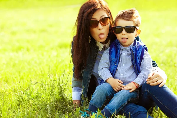 Portret van modieuze babyjongen en zijn stijlvolle moeder in de trend — Stockfoto
