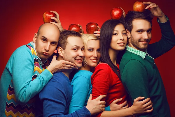 Retrato de estudantes engraçados e confusos (amigos próximos) posando o — Fotografia de Stock