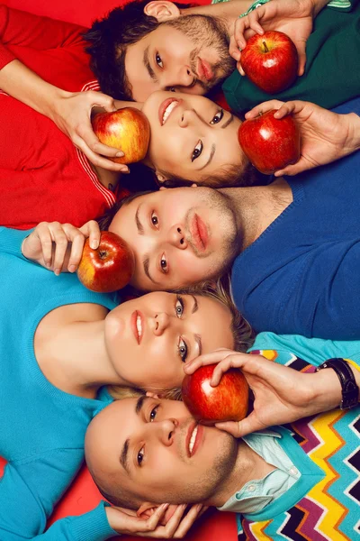 Porträt von fünf stilvollen engen Freunden, die sich umarmen und übereinander liegen — Stockfoto