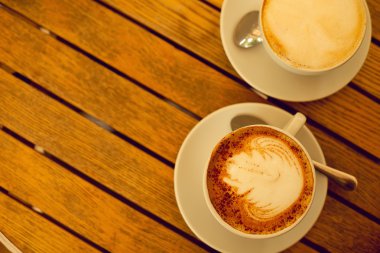 Latte sanat kavramı. Kapuçino (MIL sıcak kahve ile iki bardak