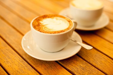 Latte sanat kavramı. Kapuçino (MIL sıcak kahve ile iki bardak