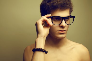 deri brac giymiş güzel bir vücut yakışıklı kaslı erkek modeli