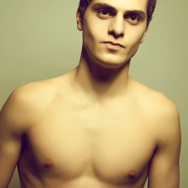 Bonito (bonito) modelo masculino muscular com bom corpo e amor — Fotografia de Stock