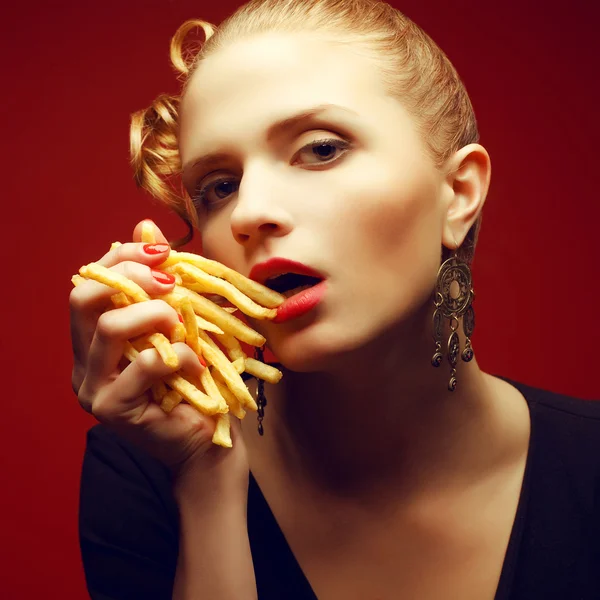 Unhealthy eating. Junk food concept. Portrait of fashionable you — Stock Photo, Image