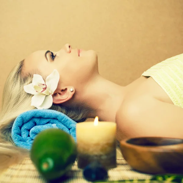 Portret van een mooie jonge vrouw op een spa salon. perfecte huid — Stockfoto