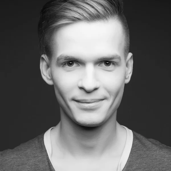 Retrato de moda de un hombre joven y guapo sonriente y elegante pos —  Fotos de Stock