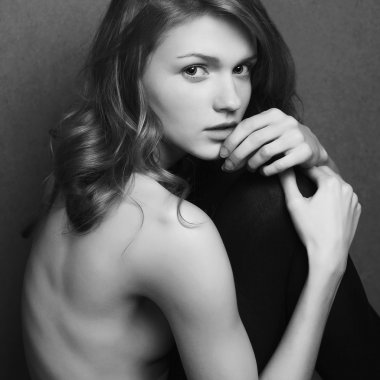 duygusal portre kıvırcık saçlı ve natu şık bir model