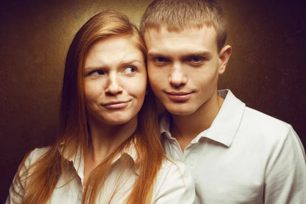 Emotivní portrét happy nádherná zrzavý módní dvojčata v w — Stock fotografie