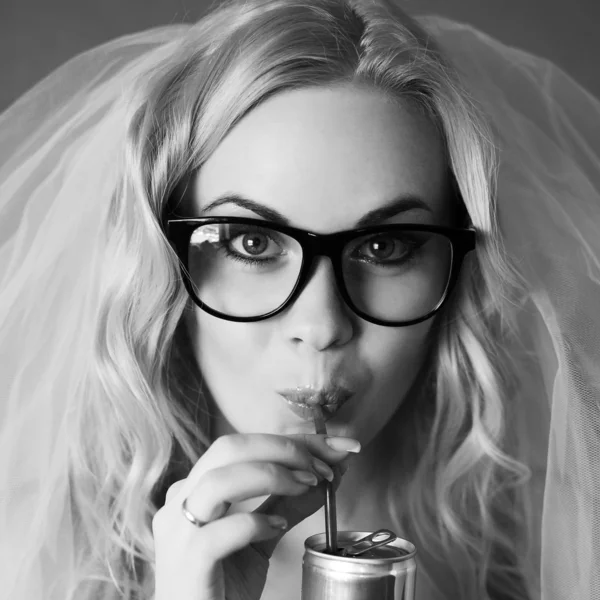 Ritratto di una bella sposa hipster divertente che beve qualcosa f — Foto Stock