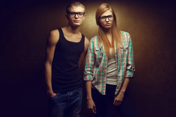 Portrét nádherný zrzavý (zázvor) módní dvojčata v neformální — Stock fotografie