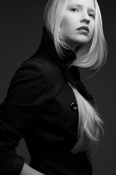 Portret van een mooie modieuze model met natuurlijke blonde hai — Stockfoto